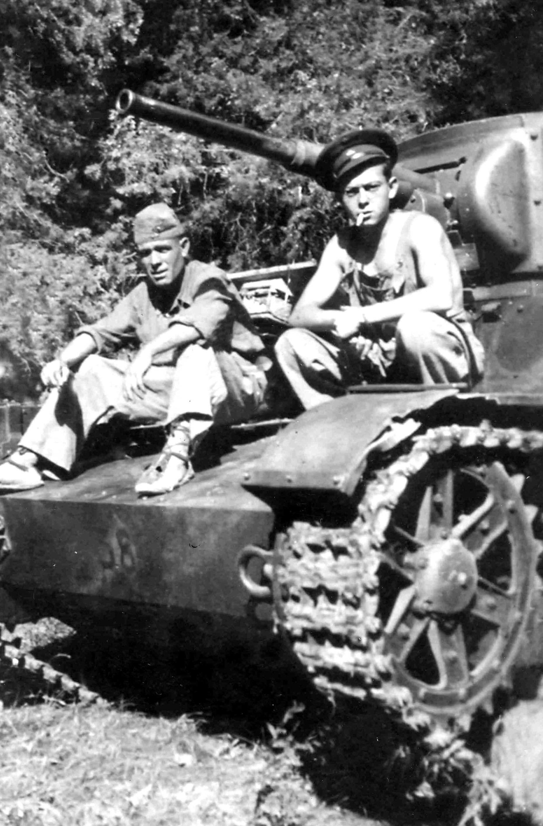 A la izquierda, Aníbal González Gil, quien atropelló a la fotógrafa Gerda Taro, junto a un brigadista ruso hacia 1938