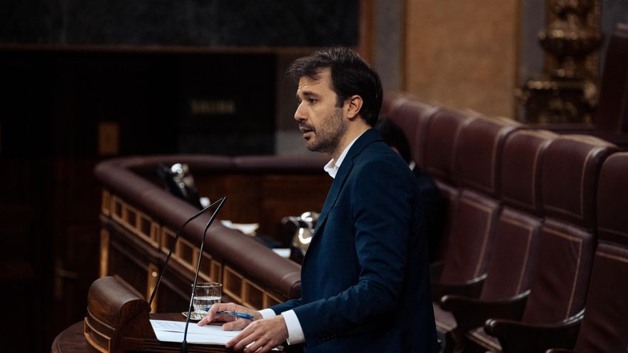 El coportavoz de Podemos, Javier Sánchez Serna, interviene durante una sesión de control al Gobierno
