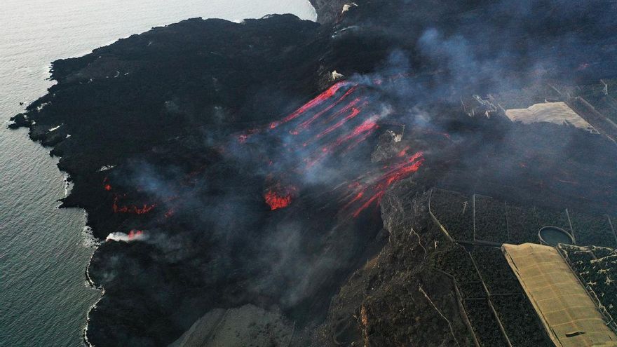 Las dos fajanas se unen formando un gran delta de lava en la costa de La Palma
