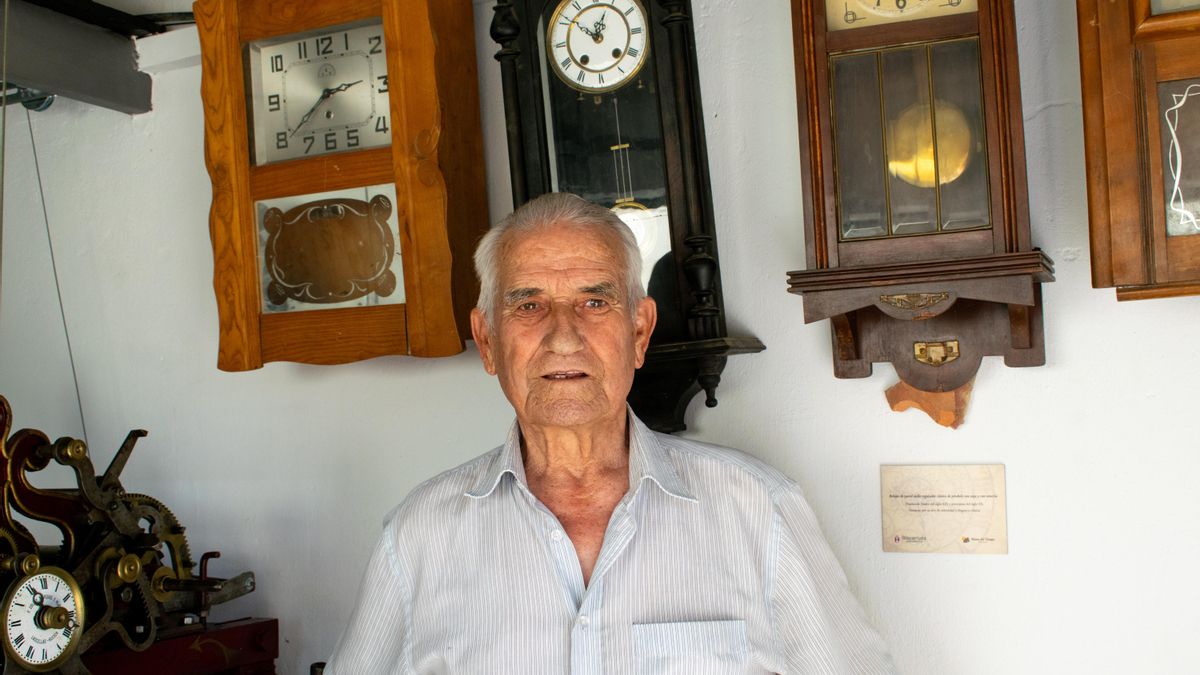 Tomás Borau delante de los relojes de pared