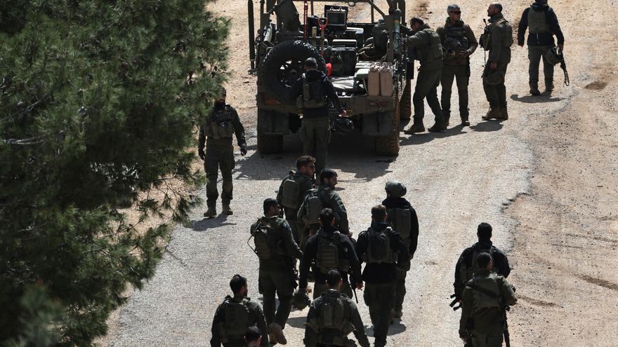 Soldados israelíes se congregan en una posición no revelada en la frontera entre Israel y Líbano, en el norte de Israel, este lunes. El Ejército israelí declaró que está llevando a cabo ataques en todo Líbano contra infraestructura y personal de Hizbulá. EFE/ Atef Safadi