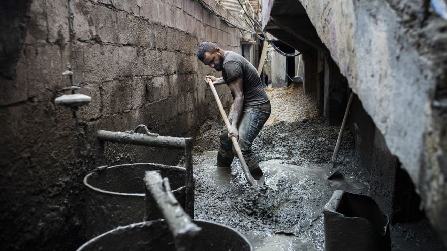 Un refugiado sirio trabaja en la construcción en el campo de personas refugiadas palestinas de Burj El Barajneh (Beirut), 2019.