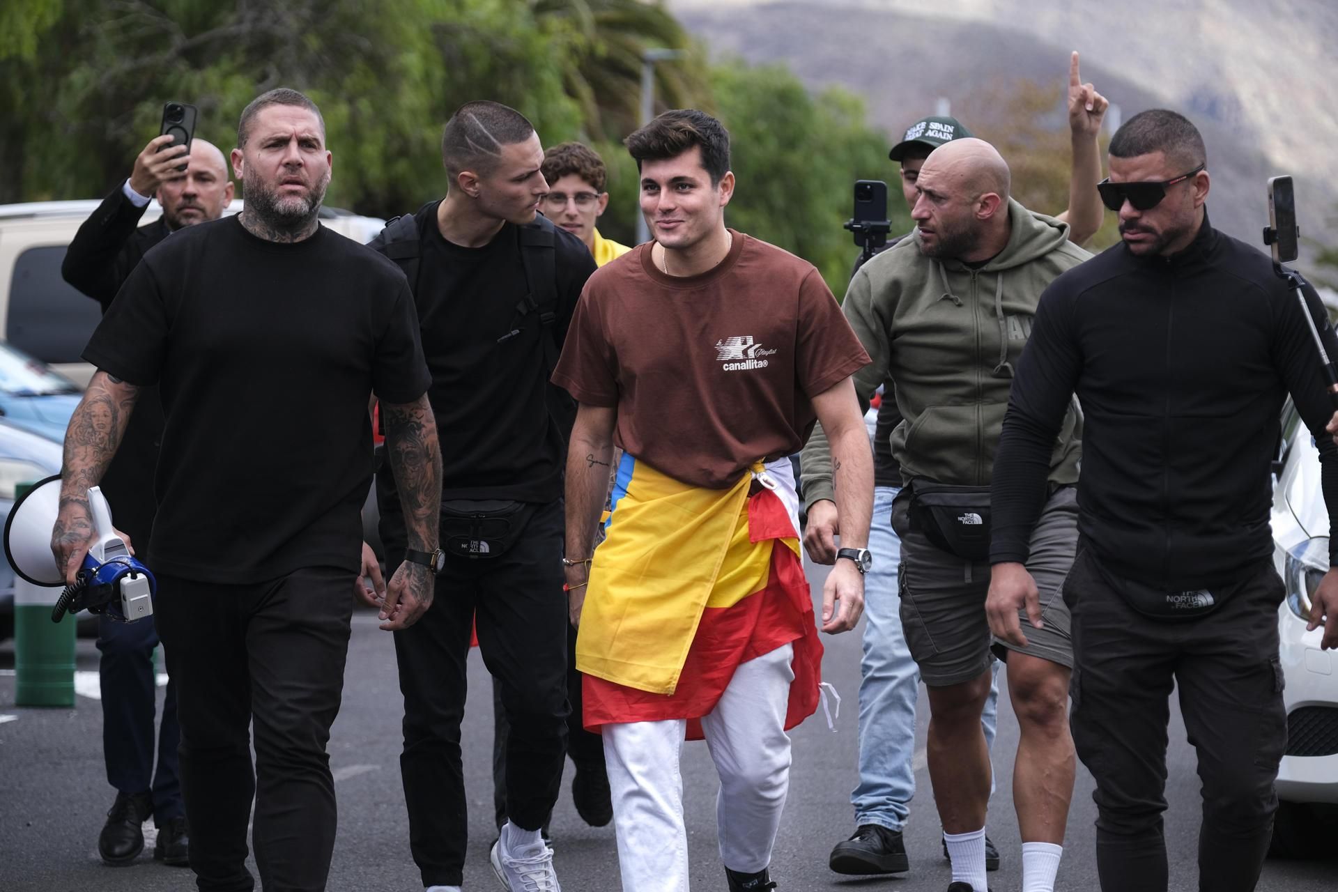 Vito Quiles cercado por seguranças em evento não autorizado realizado nesta sexta-feira no campus La Laguna (Tenerife).