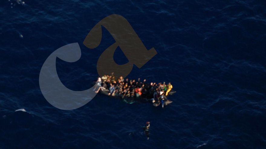 Un avión de Salvamento abandonó a su suerte a un migrante en el agua junto a una neumática que acabó zozobrando