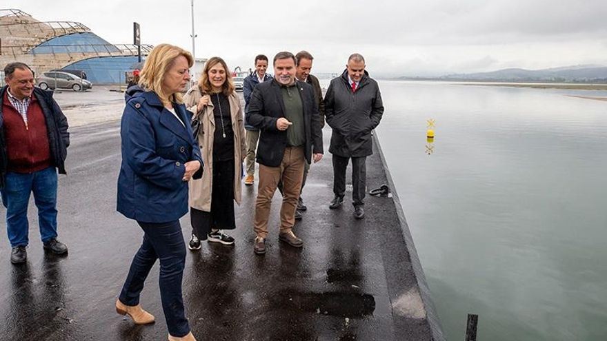 Los consejeros de Fomento, Roberto Media, y de Pesca, María Jesús Susinos, inaugura las obras de ampliación del puerto de Santoña