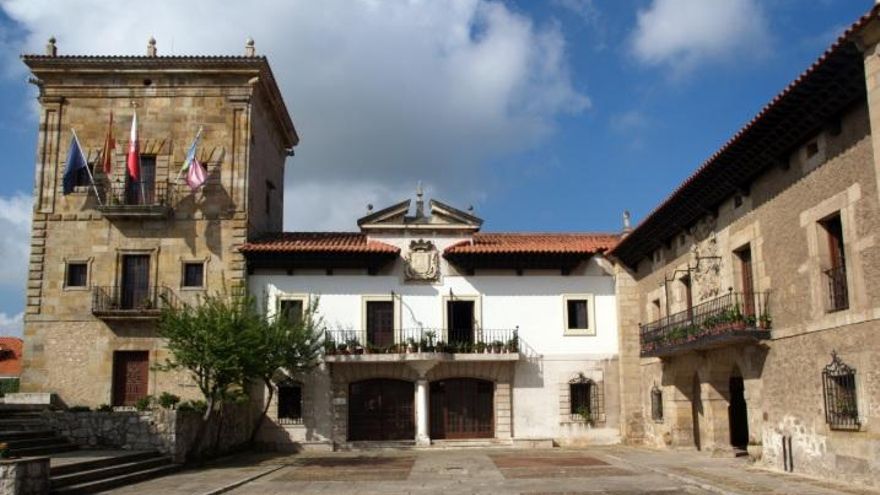 Vista exterior del Ayuntamiento de Camargo.