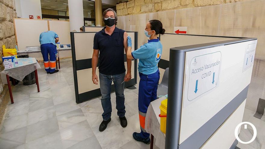 Córdoba, primera provincia andaluza en vacunar con una dosis a más de la mitad de su población diana
