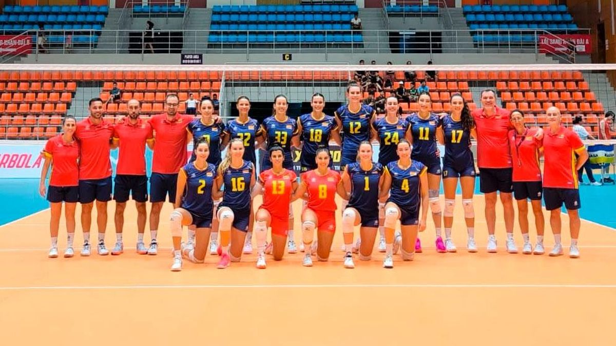 Equipo nacional de España con Higinio Artiles (2i), Patricia Aranda (5i), Ana Escamilla (12i), Marga Pizá (3d, agachada) y Lola Hernández (1d, agachada)