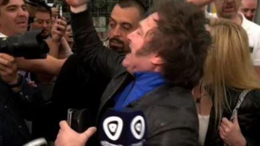 Javier Milei empujó a un periodista en Rosario: "Esto es para la gente, no para vos"