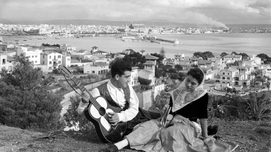 La gran colección fotográfica europea del boom turístico, al borde del olvido