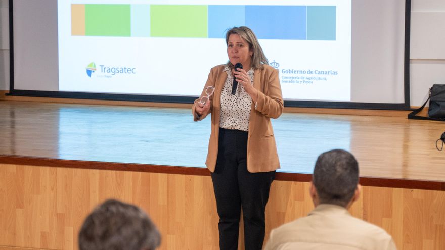 Alicia Vanoostende, consejera de Agricultura, Ganadería y Pesca del Gobierno de Canarias, durante una reunión informativa para explicar el decreto de concentración parcelaria a los afectados.