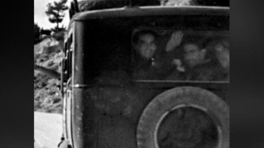 Lorca sonríe y saluda tras la ventana