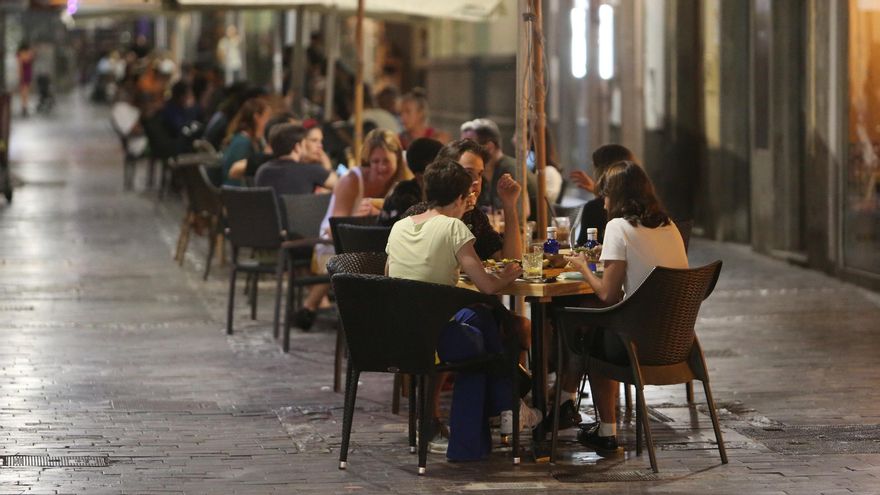 Gran Canaria, cerrada y prohibidas las reuniones entre no convivientes mientras Tenerife alivia sus medidas