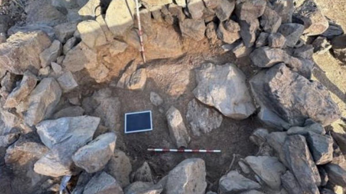 El material del yacimiento arqueológico se extiende por un área de 500 metros cuadrados. En la imagen, puede apreciarse el sustrato base de la cabaña de planta circular a vista de pájaro