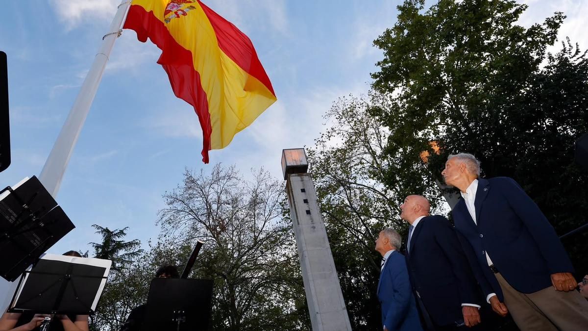 El Ayuntamiento de Valladolid de PP y Vox convierte una bandera de España de 150 metros cuadrados en símbolo de "lucha contra el cáncer"
