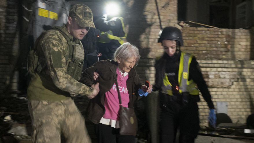 Ucrania eleva a 12 el número de muertos en el ataque ruso contra Kiev