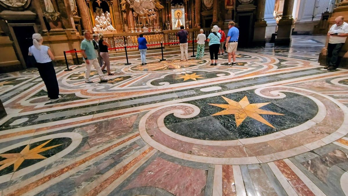 La Santa Capilla del Pilar con el suelo recién pulido.