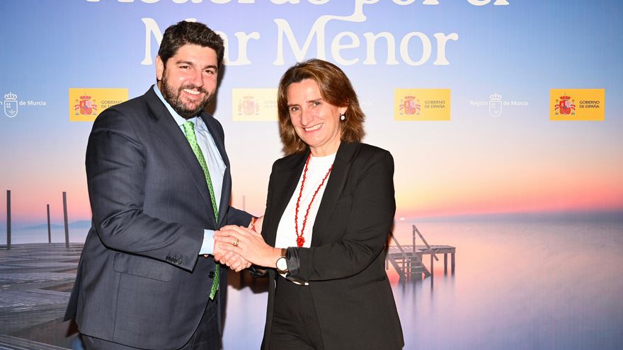 Tregua entre López Miras y Teresa Ribera para crear un órgano que coordine a Comunidad, Ministerio y Ayuntamientos en las políticas del Mar Menor
