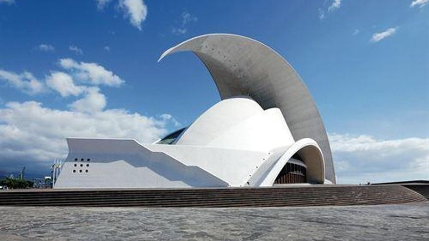 En estado grave tras caer desde un muro hacia las rocas detrás del Auditorio de Tenerife