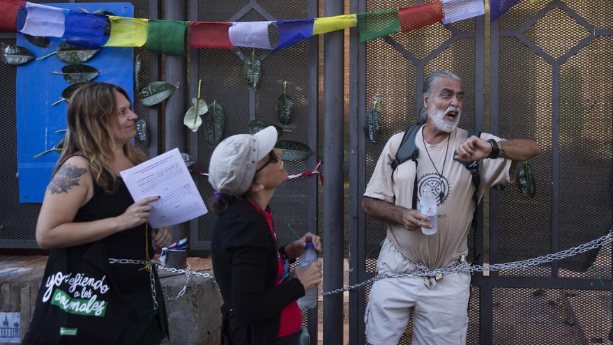 Personas encadenadas a la verja de acceso a la parroquia de San Jacinto.