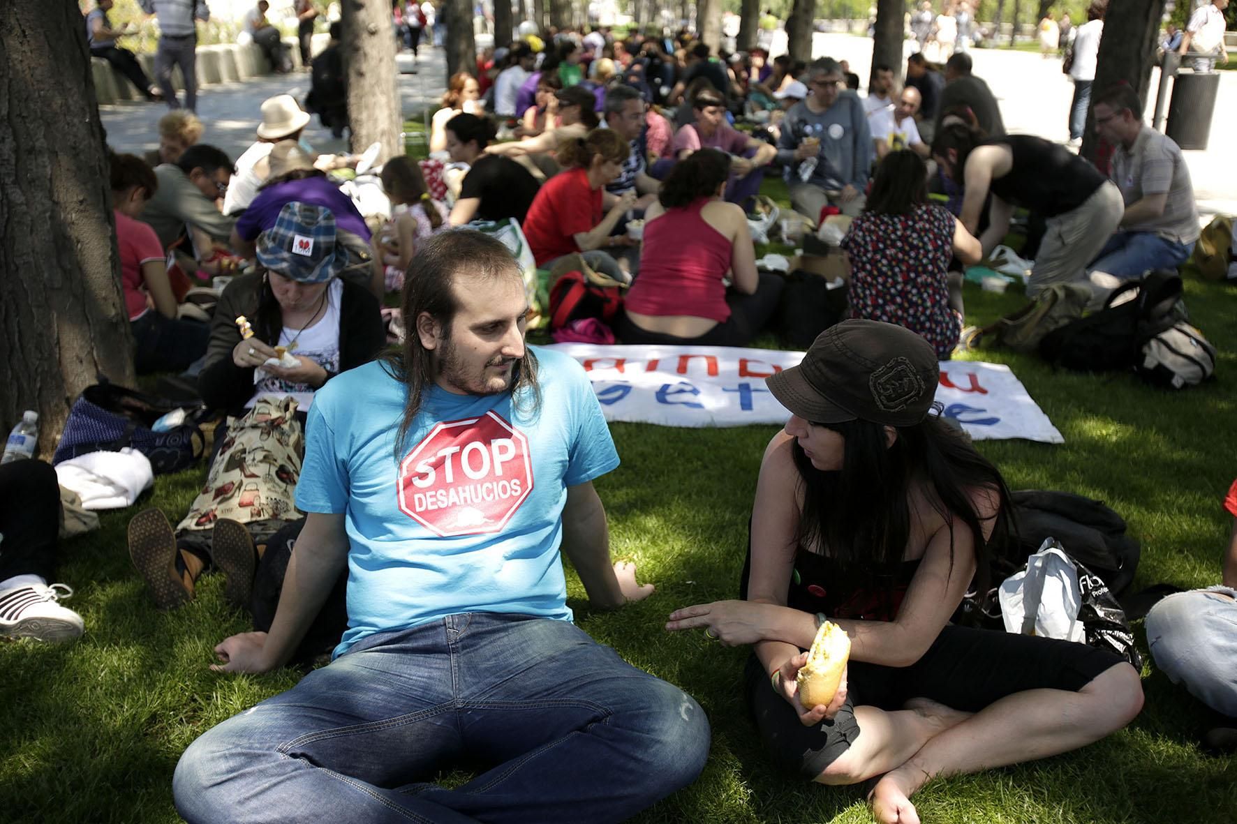 Participantes de la columna sur durante la comida popular en Marqués de Vadillo / Foto: Olmo Calvo
