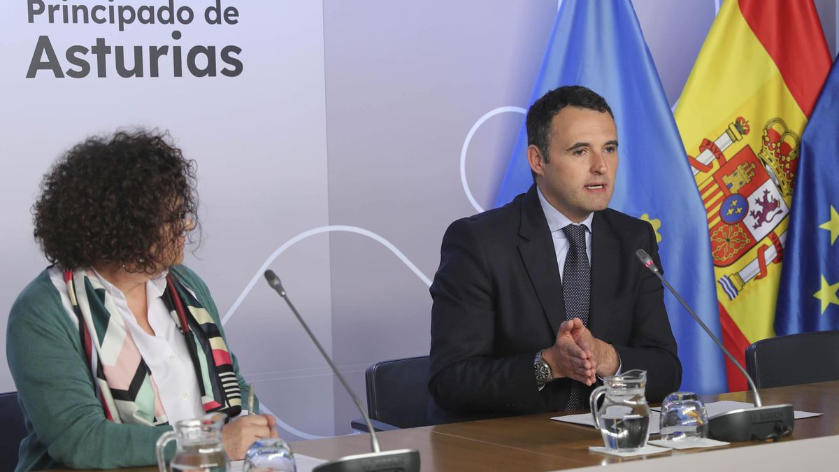 La consejera de Derechos Sociales y Bienestar, Marta del Arco, junto al consejero de Justicia y portavoz del Gobierno asturiano, Guillermo Peláez.