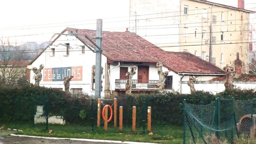 La Falange da la bienvenida en Los Corrales de Buelna desde hace más de cinco décadas