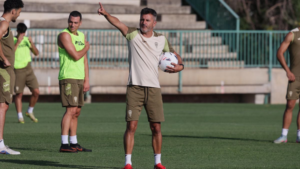 Iván Ania da instrucciones en el entrenamiento del lunes
