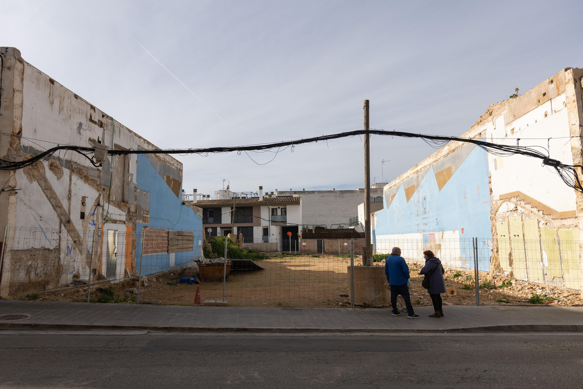 Varios vecinos conversan frente al solar en el que se ubicaba el Principal Cinema