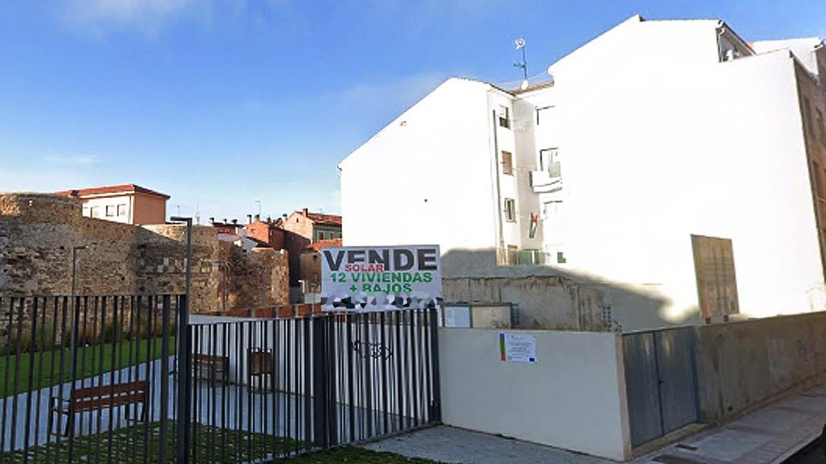 El Pleno de León vota en contra de que construyan un edificio en el solar vacío de la muralla en la Era del Moro