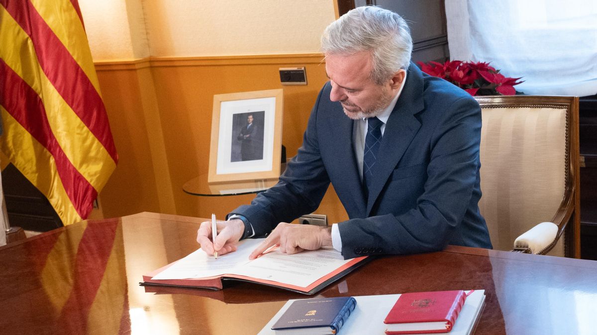 El presidente aragonés, Jorge Azcón, firma el decreto de disolución de las Cortes.