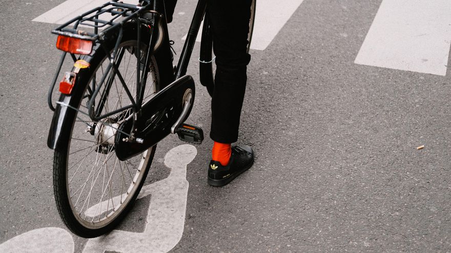La DGT cambia las reglas para adelantar a ciclistas: menos velocidad y sanciones por incumplimiento