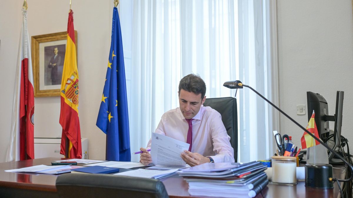 El delegado del Gobierno en Cantabria, Pedro Casares, en su despacho