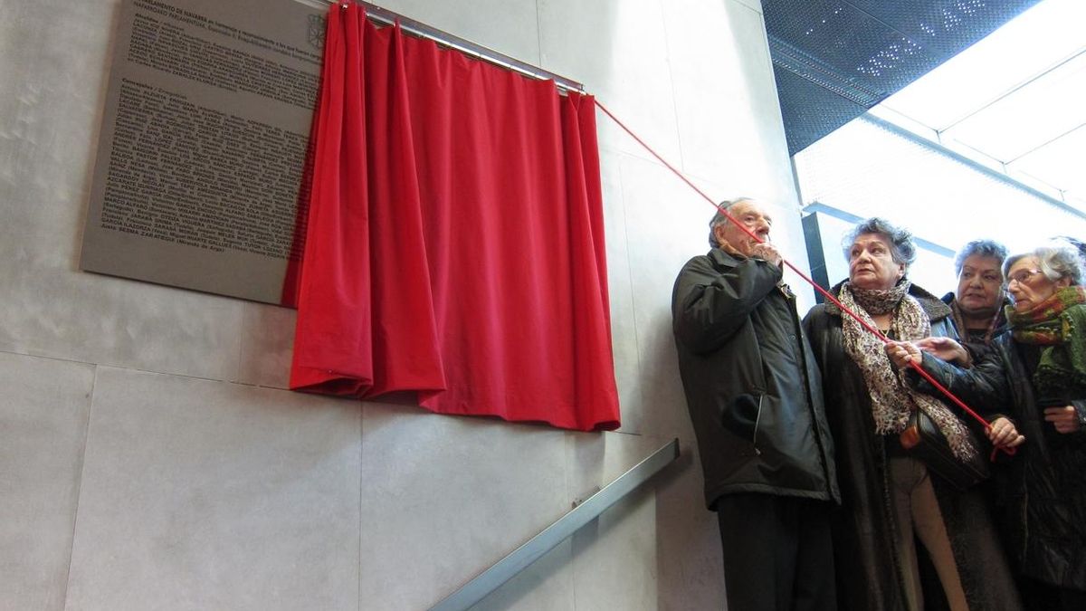 Colocada en el Parlamento foral una placa en recuerdo de los cargos electos navarros asesinados en 1936