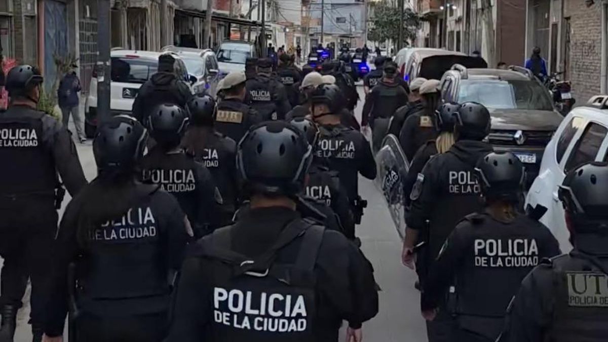 Jorge Macri desplegó 1.500 policías en 15 villas porteñas para detener a 17 personas