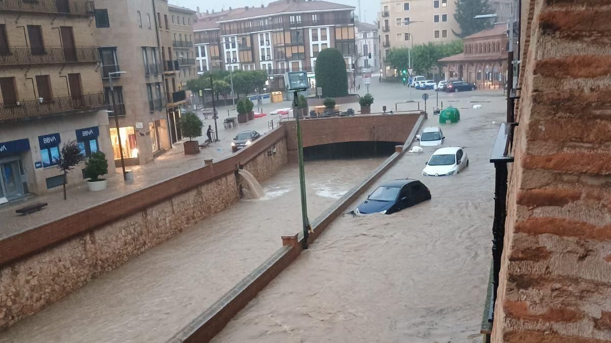Calles de Tarazona anegadas por el agua el pasado viernes, con el cauce del río aún sin llenar del todo.