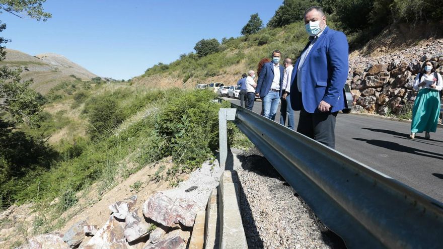 El presidente de la Diputación, Eduardo Morán, en la inauguración de la obra de la carretera entre Vegacervera y La Vid de Gordón. / Campillo / ICAL