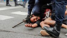 Policías antidisturbios aplastan a un manifestante el 25S. Foto: Fotogracción
