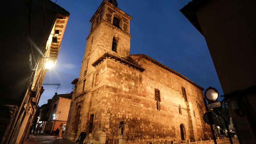 La Junta pagará 150.000 euros públicos para arreglar la fachada de la iglesia del Mercado de León tras la propaganda 'ilegal'