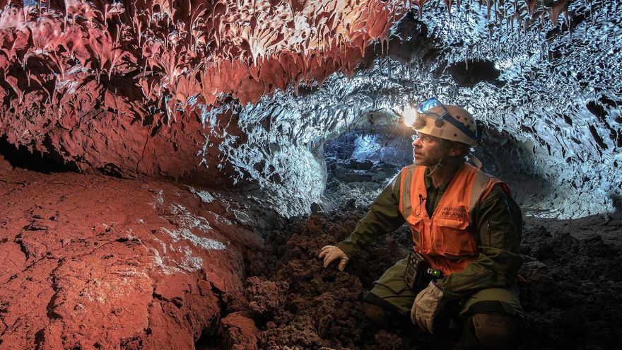 Descenso al ‘tubo rojo’ en el interior del volcán de La Palma: la vida se abre paso en la boca del infierno