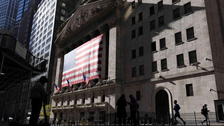 Wall Street cierra en rojo y el Dow Jones baja 0,75 % por temor a la covid-19