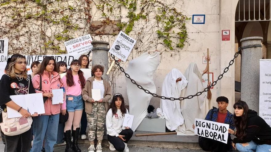 Alumnado de Bellas Artes de Sevilla apoya las movilizaciones de los modelos en vivo y suma sus propias reivindicaciones
