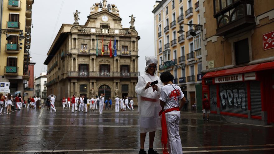 Imagen de turistas en Pamplona este 6 de julio.