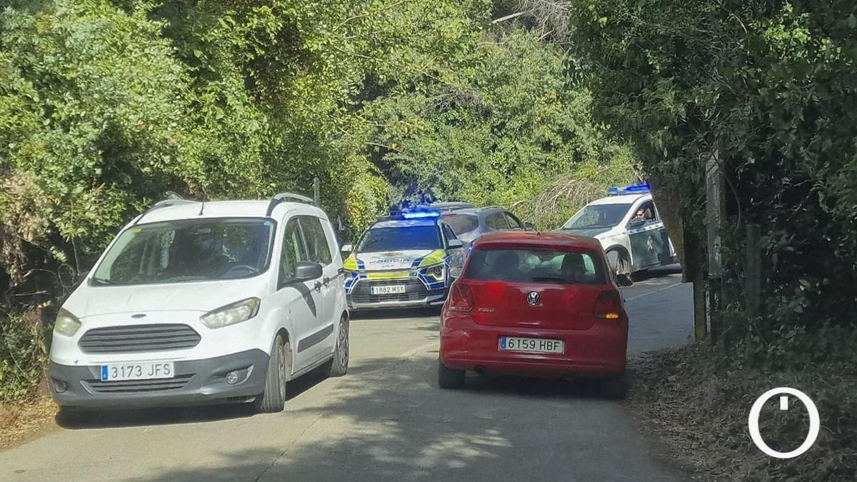 Los vecinos de la parcelación El Jardinito desalojan sus viviendas por la cercanía del fuego