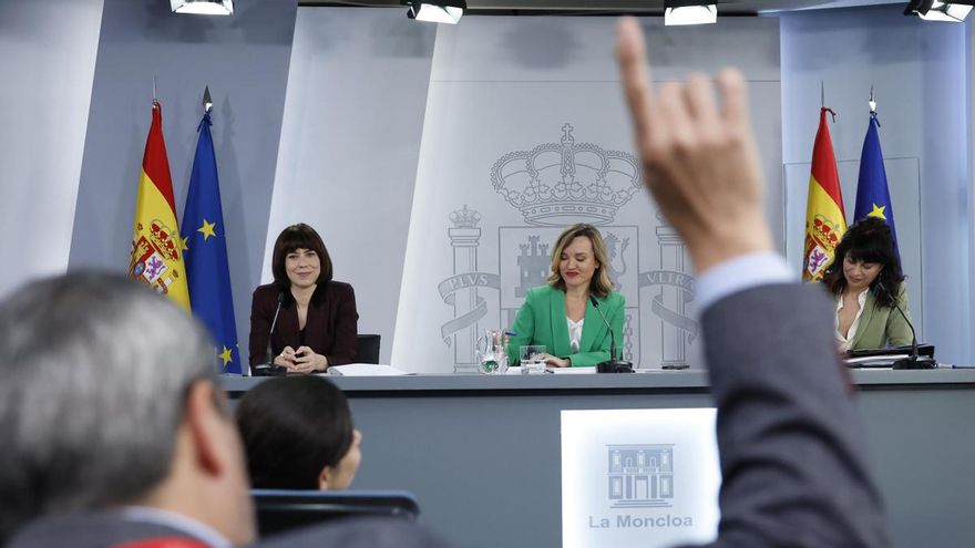 La portavoz del Gobierno y ministra de Educación, Formación Profesional y Deportes, Pilar Alegría, la ministra de Ciencia, Innovación e Universidades, Diana Morant , y la ministra de Igualdad, Ana Redondo, durante la rueda de prensa posterior al Consejo de Gobierno este martes