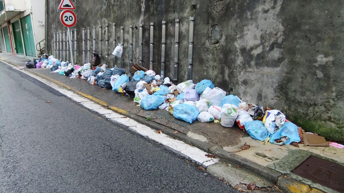 Pasaia protestó contra el PaP llenando las calles de basura. Foto: Plataforma anti PaP.