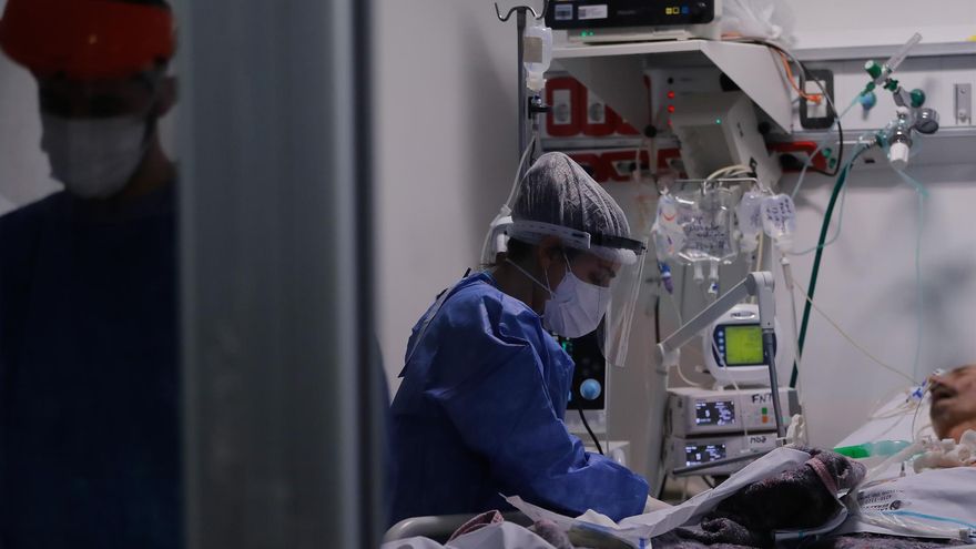 Médicos y enfermeros trabajan en una Unidad de Cuidados Intensivos, en el Hospital de la Provincia de Buenos Aires (Argentina), en una fotografía de archivo.