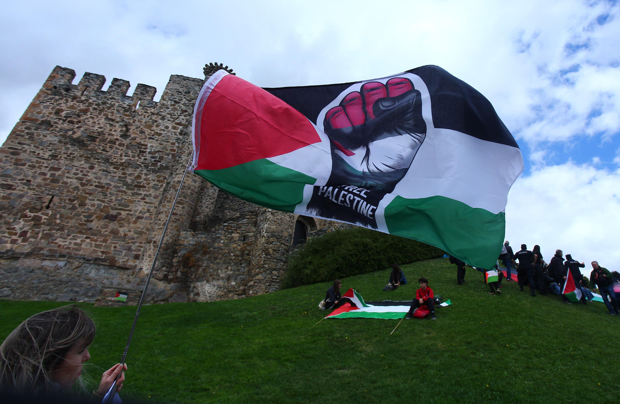 Las imágenes de la protesta contra el genocidio en Gaza ante la Vuelta a su paso por El Bierzo