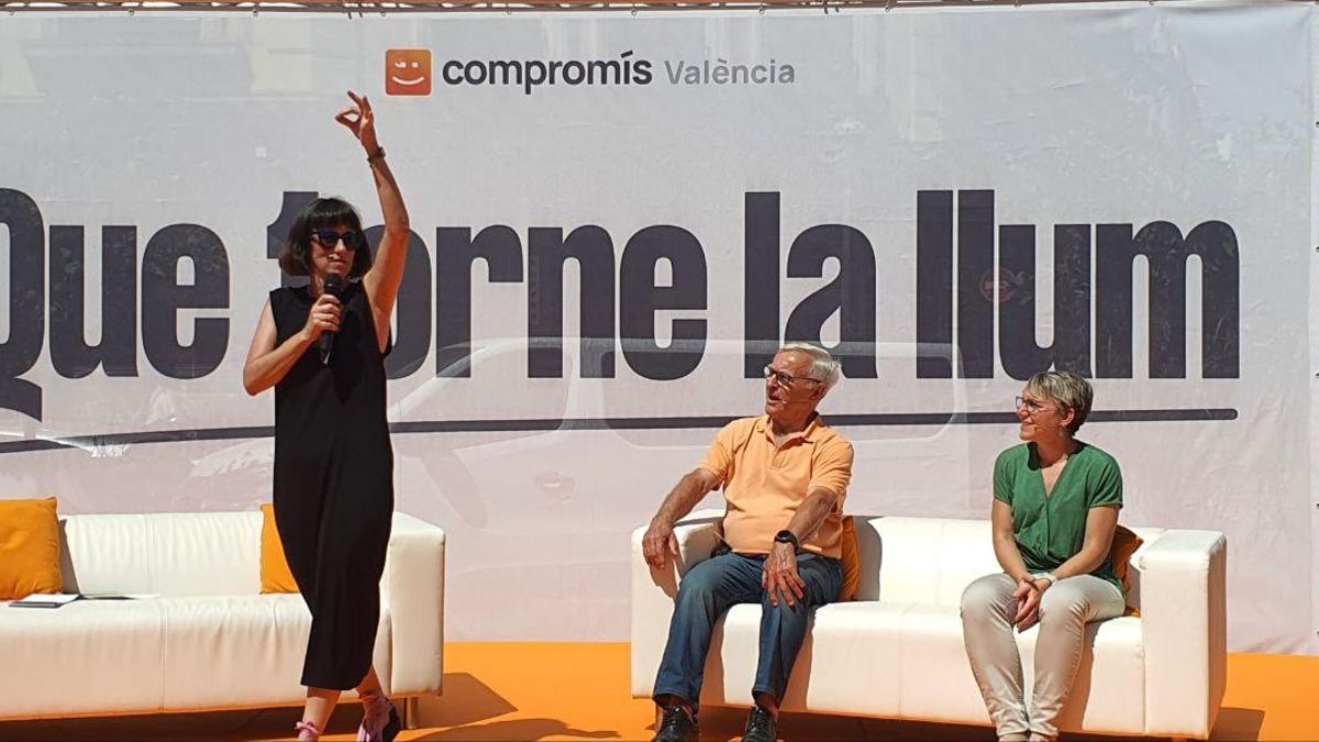 La actriz Maria Juan presenta el acto con Joan Ribó y Papi Robles.