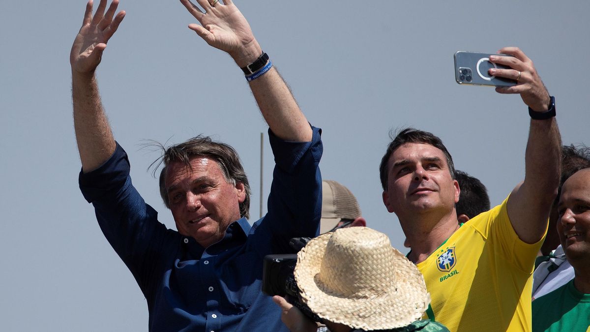 El expresidente de Brasil, Jair Bolsonaro, acompañado de su primogénito, el senador Flavio Bolsonaro, en una imagen de archivo.